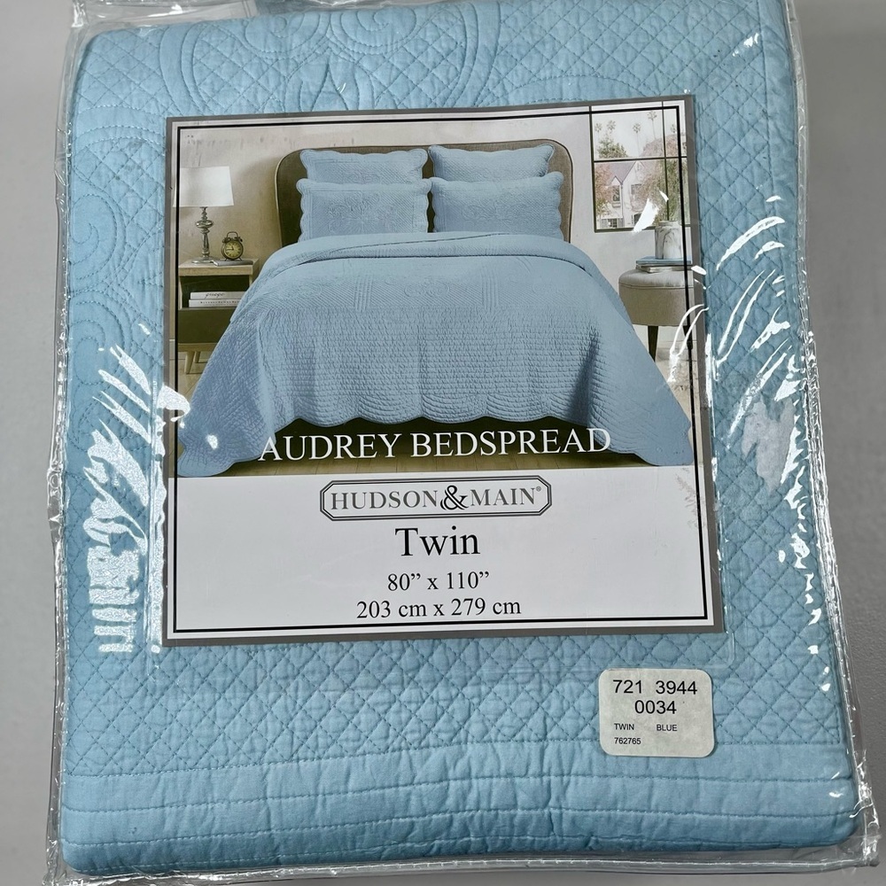 Hudson Jeans Blue Quilted Bedspread with Textured Design - Picture 2 of 7